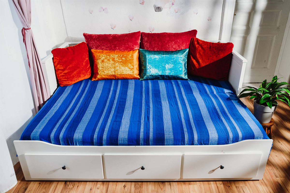 Tagesdecke/gestreifter Sofaüberwurf in verschiedene Farben 250 x 220cm handgewebt aus 100% Baumwolle – XXL-Größe mit Fransen