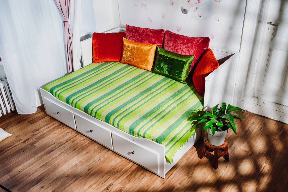 Tagesdecke/gestreifter Sofaüberwurf in verschiedene Farben 250 x 220cm handgewebt aus 100% Baumwolle – XXL-Größe mit Fransen