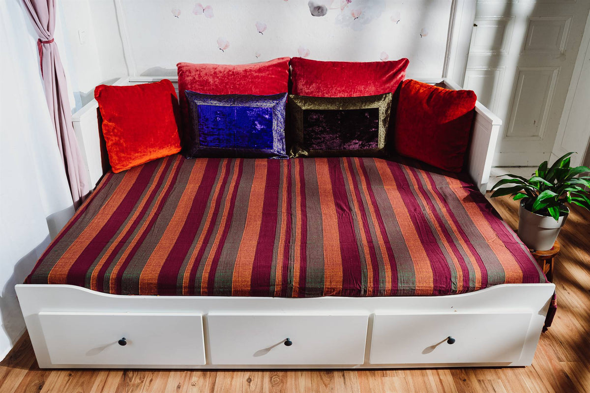 Tagesdecke/gestreifter Sofaüberwurf in verschiedene Farben 250 x 220cm handgewebt aus 100% Baumwolle – XXL-Größe mit Fransen