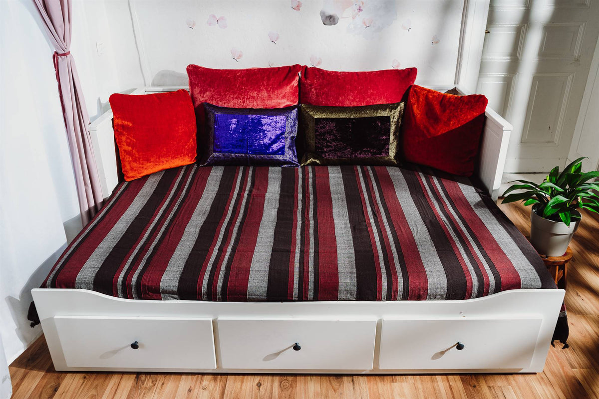 Tagesdecke/gestreifter Sofaüberwurf in verschiedene Farben 250 x 220cm handgewebt aus 100% Baumwolle – XXL-Größe mit Fransen