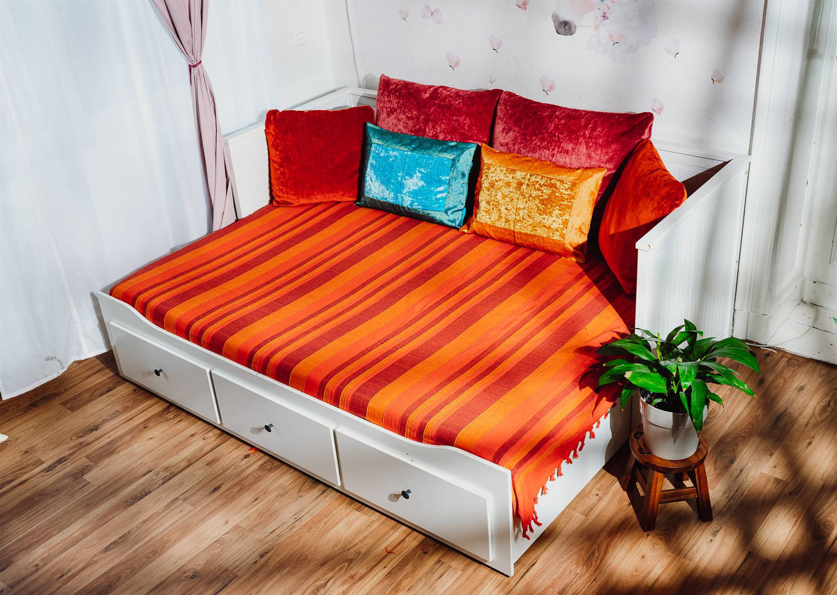 Tagesdecke/gestreifter Sofaüberwurf in verschiedene Farben 250 x 220cm handgewebt aus 100% Baumwolle – XXL-Größe mit Fransen