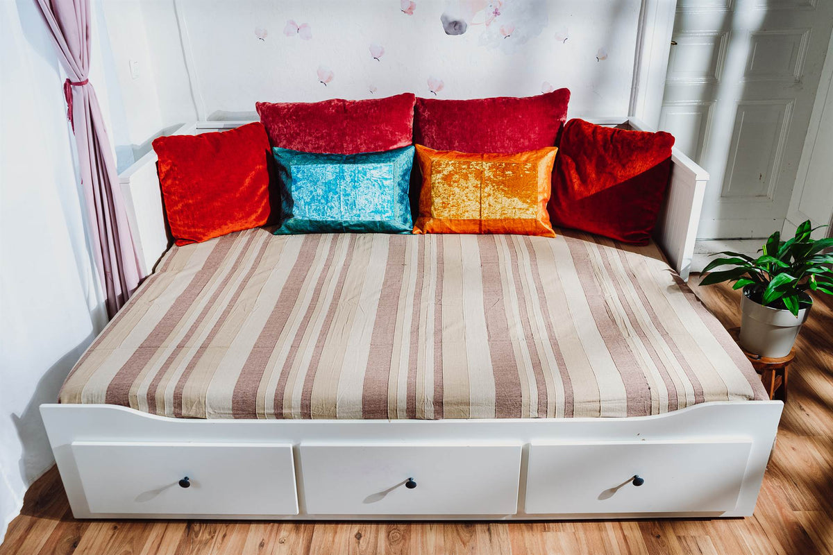 Tagesdecke/gestreifter Sofaüberwurf in verschiedene Farben 250 x 220cm handgewebt aus 100% Baumwolle – XXL-Größe mit Fransen