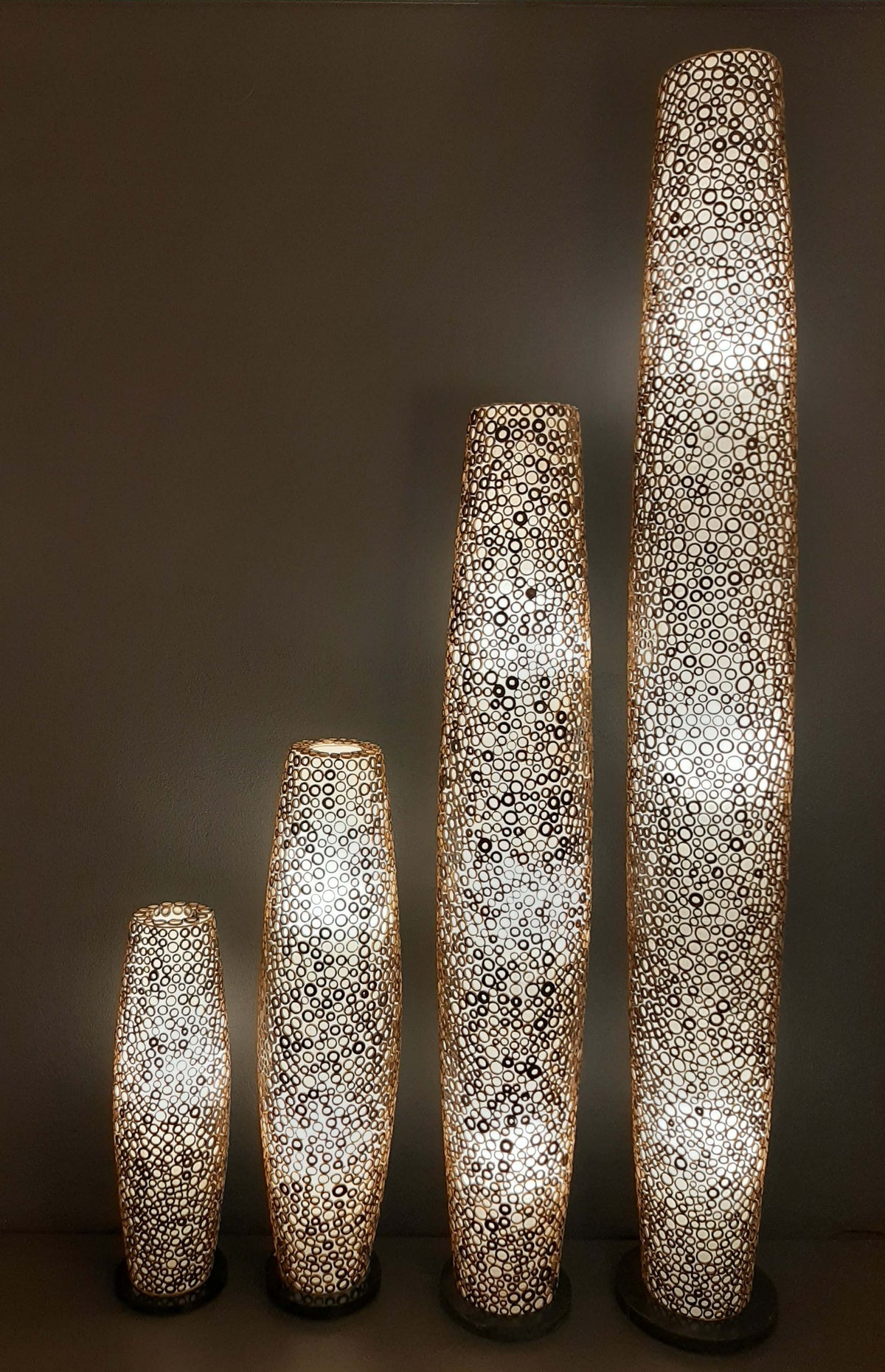 Beeindruckende Turmlampen, Stehlampen mit Ringmuster – In 4 Höhen erhältlich (70cm - 200cm)