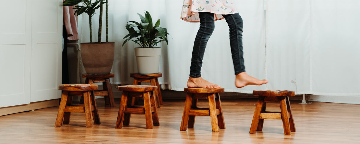 Tritthocker für Kinder – runder Kinderhocker – Pflanzenständer für den Innenbereich – Melkhocker – Heimdekoration, Holztritt, Massivholzhocker bemalt und geschnitzt mit Tiermotiv