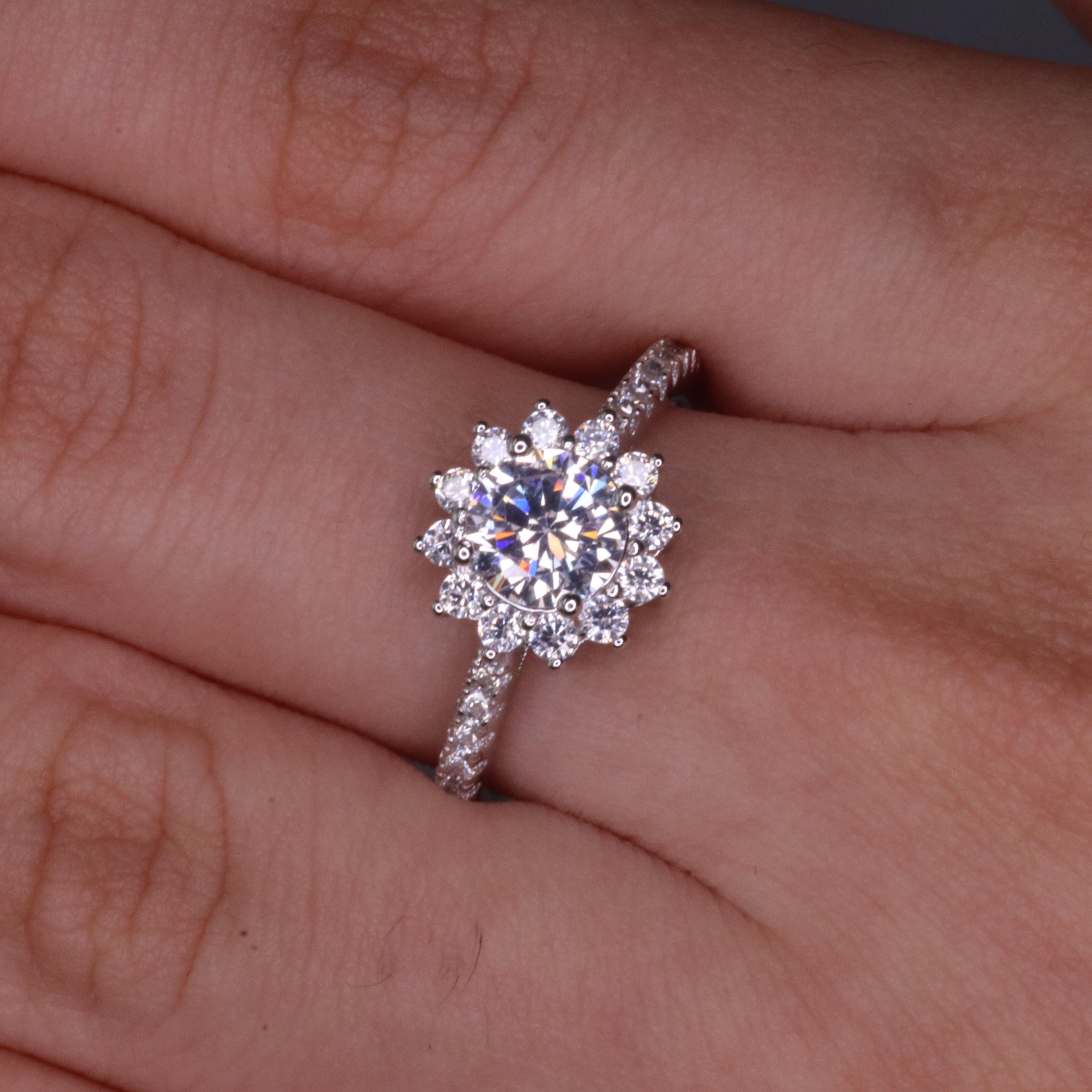 Aga’s Own Hypoallergene Zirkonia Silberringe - atemberaubender 925 Sterling Silberschmuck, Damenmode- Hochzeits, Verlobungs, Treue-Ringe- Silberne Zirkonia-Ringe- Das perfekte Geschenk für jeden Anlass
