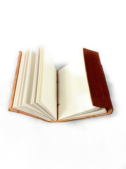 Handgefertigtes Lederbuch - Perfektes Tagebuch für Erwachsene und Kinder, Reisetagebuch, Scrapbook, Skizzenbuch und Erinnerungsbuch - Vintage Journal Buch mit Notizbuch A5 Blanko - Notizbuch Leder Diary für Hexen Zubehör - Book Journal