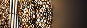 Orientalische Beleuchtung | Exquisite Lampen für stilvolle Wohnräume. Entdecken Sie unsere exklusive Kollektion orientalischer Beleuchtung: handgefertigte Mosaiklampen, Pendelleuchten aus Capiz-Muscheln und antike Messing-Wandleuchten für ein elegantes Ambiente. Orientalische Beleuchtung. Handgefertigte Mosaiklampen. Pendelleuchten aus Capiz-Muscheln. Vintage-Messing-Wandleuchten. Exotische Wohnraumbeleuchtung, Marokkanische Laternen, Türkische Mosaik-Kronleuchter, Boho-Beleuchtung Designs, Nahöstliche Deko