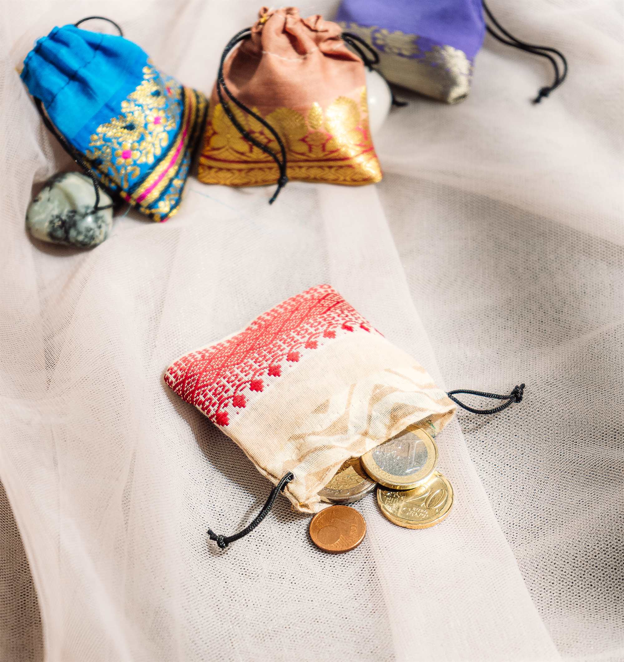 Set aus 24 bunten Stoffbeuteln für DIY Adventskalender