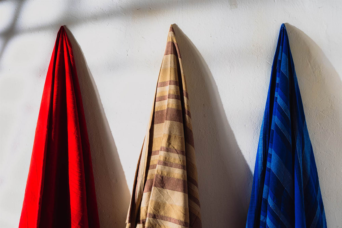 Tagesdecke/gestreifter Sofaüberwurf in verschiedene Farben 250 x 220cm handgewebt aus 100% Baumwolle – XXL-Größe mit Fransen