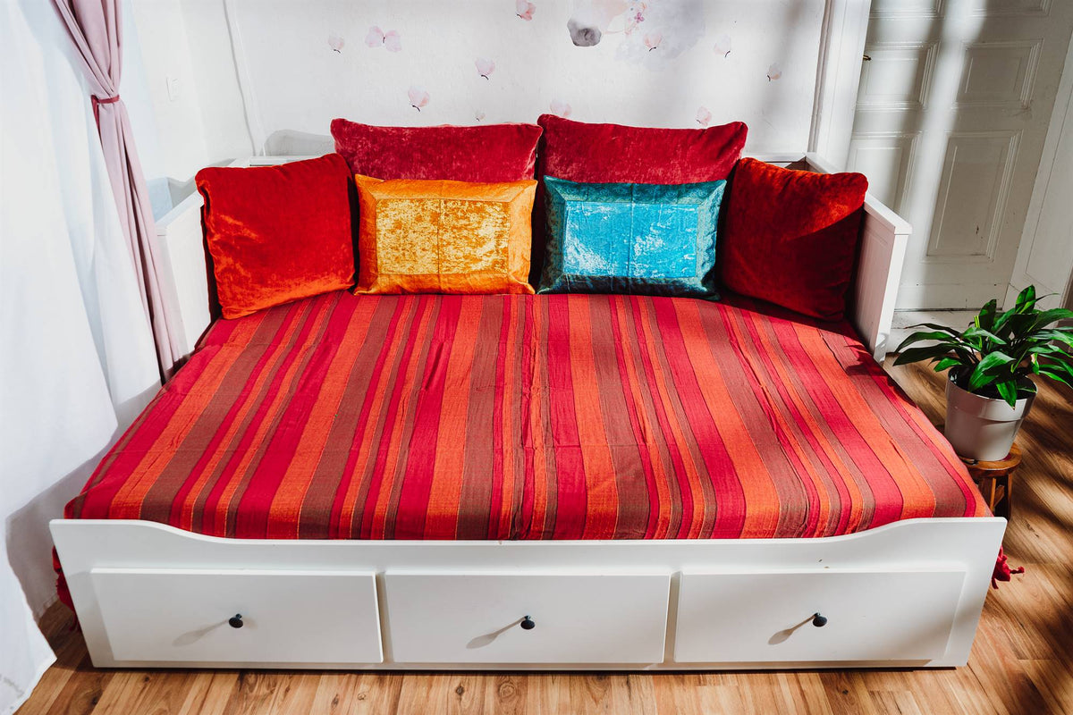 Tagesdecke/gestreifter Sofaüberwurf in verschiedene Farben 250 x 220cm handgewebt aus 100% Baumwolle – XXL-Größe mit Fransen