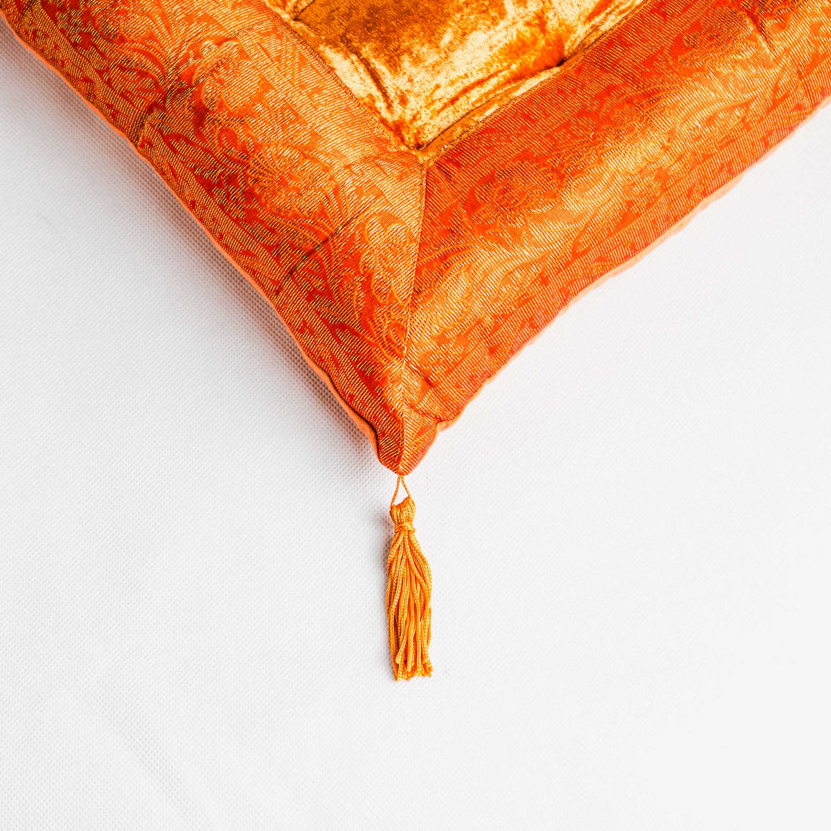 Orientalisches Indisches Sitzpuff Bodenkissen - Luxuriöses Handgefertigtes Samtkissen mit Quasten, 40x40 cm in 17 Farben