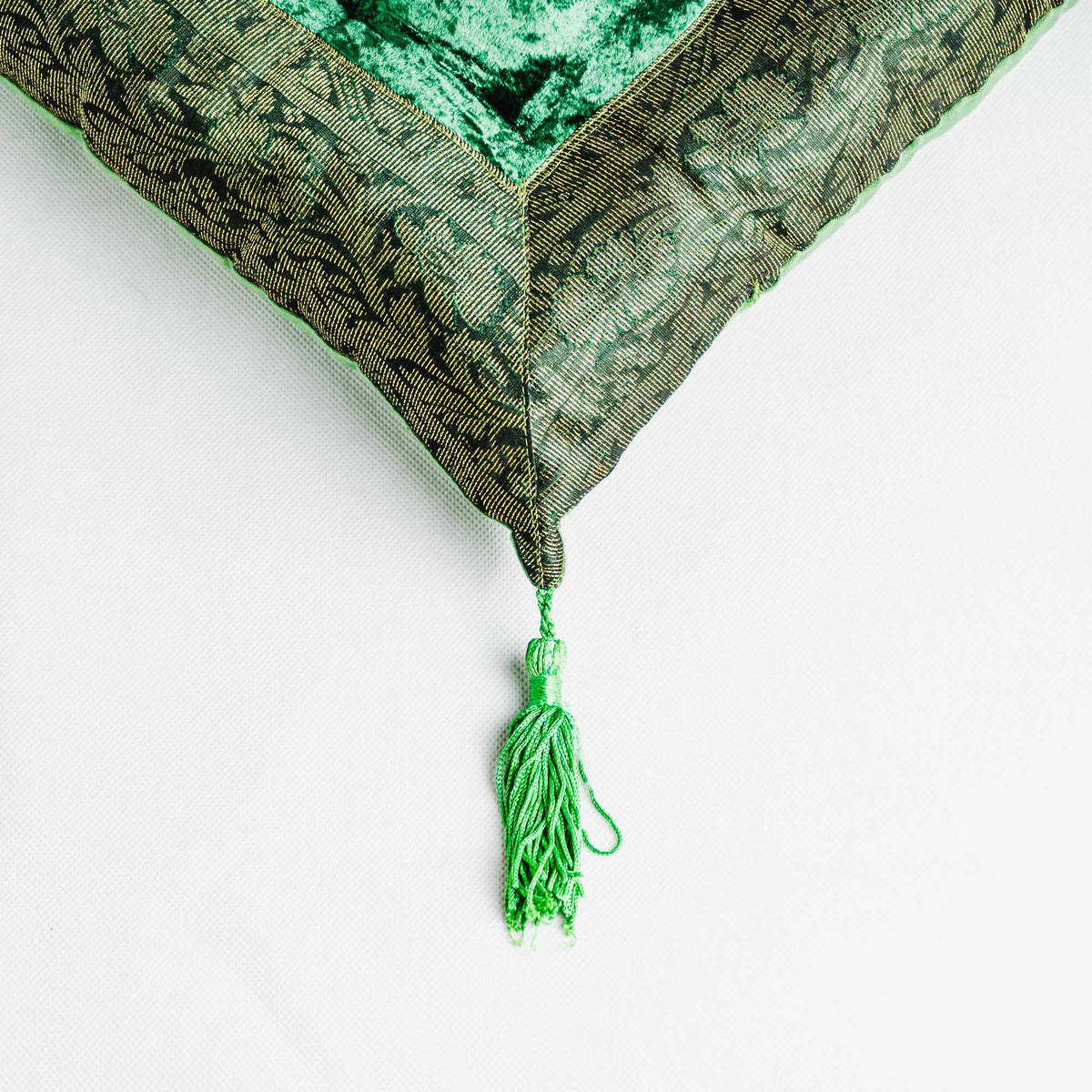 Orientalisches Indisches Sitzpuff Bodenkissen - Luxuriöses Handgefertigtes Samtkissen mit Quasten, 40x40 cm in 17 Farben