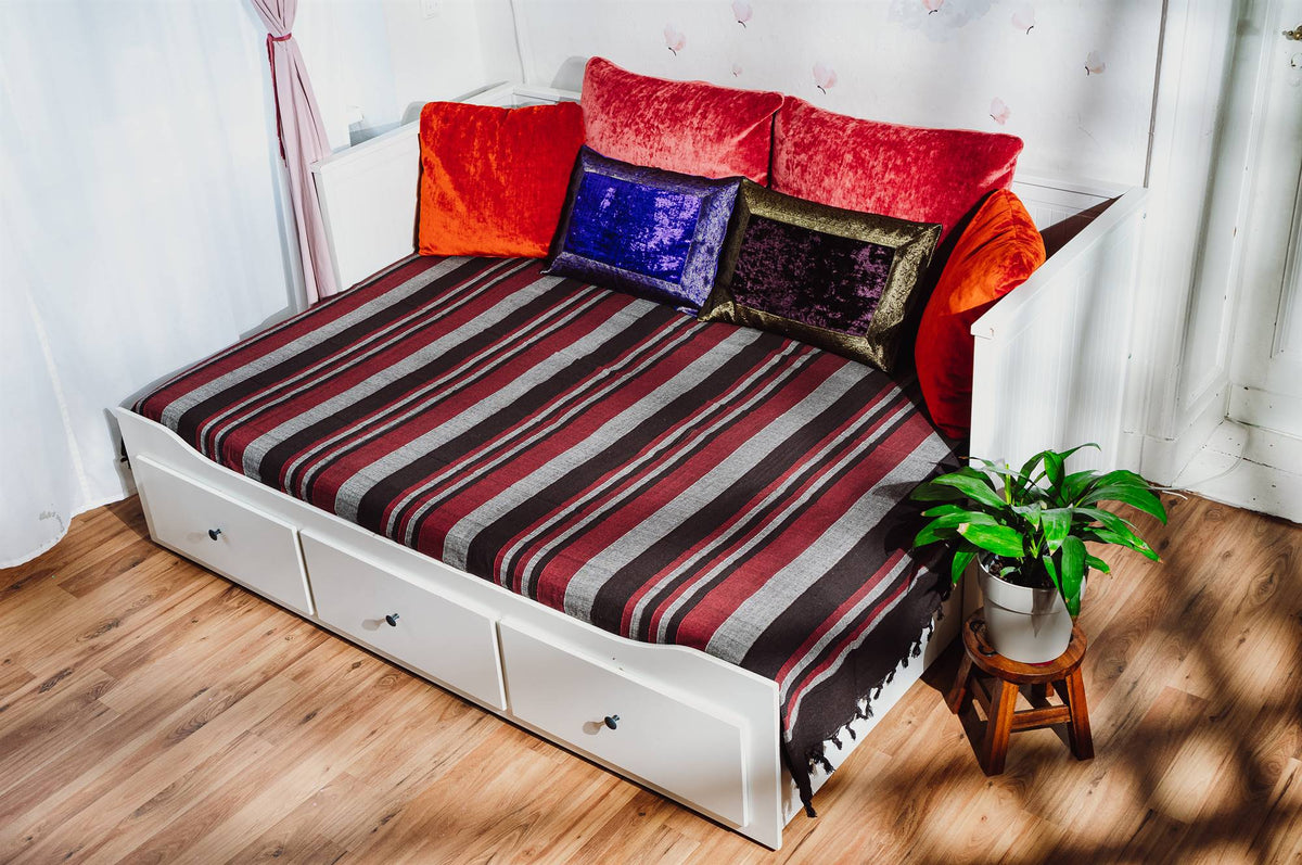 Tagesdecke/gestreifter Sofaüberwurf in verschiedene Farben 250 x 220cm handgewebt aus 100% Baumwolle – XXL-Größe mit Fransen