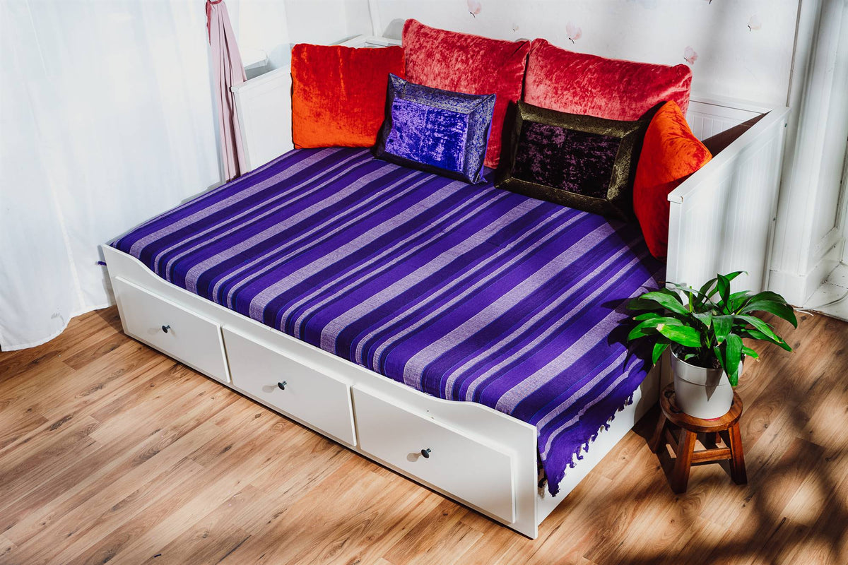Tagesdecke/gestreifter Sofaüberwurf in verschiedene Farben 250 x 220cm handgewebt aus 100% Baumwolle – XXL-Größe mit Fransen
